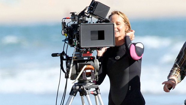 ヘレン・ハントの監督2作目は、サーフィンシーンを彼女自身がスタントなしで演じるキューティー映画『Ride』