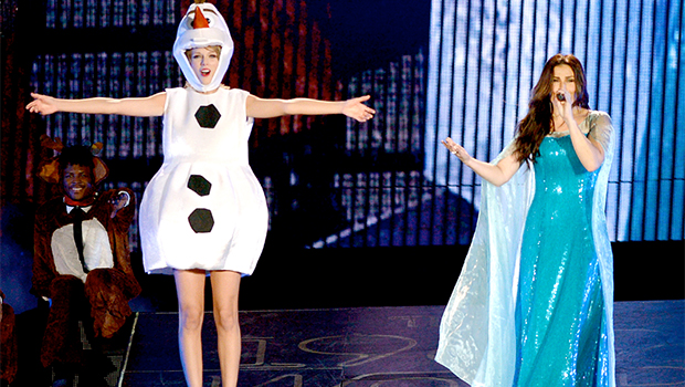 テイラー・スウィフトのコンサートにイディナ・メンゼル登場「Let It Go」を歌う