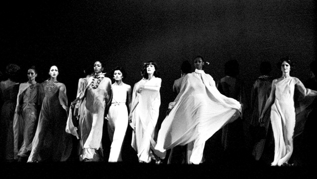エイヴァ・デュヴァーネイ、1973年に行われた伝説のファッションショーを映画化