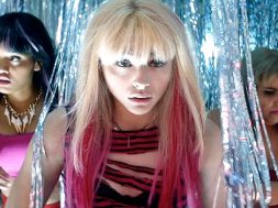 今度の敵はクロエ グレース モレッツたち女子大生 ネイバーズ 2 予告編 Cuemovie Com