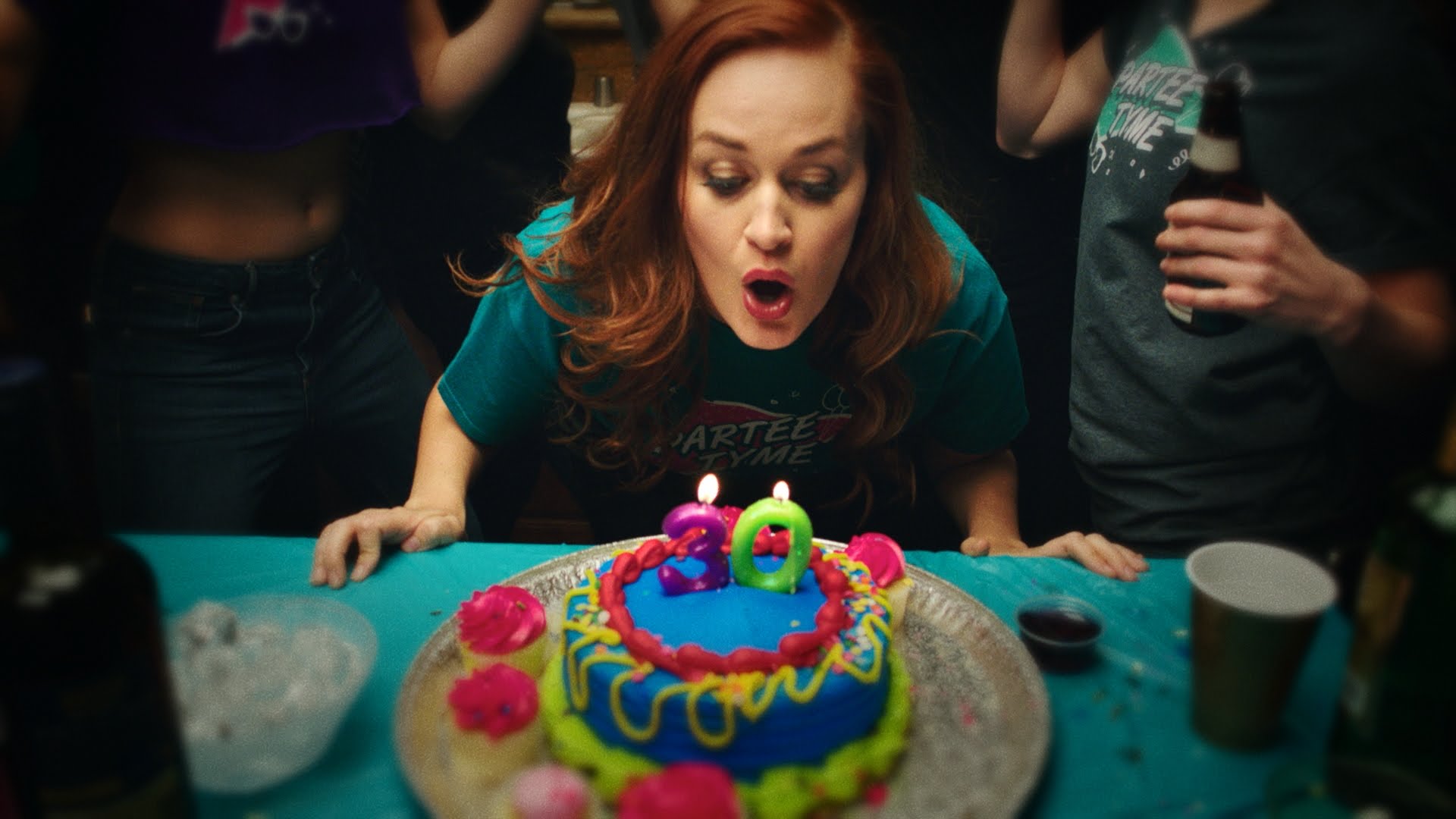 人気女性ユーチューバーたちが出演する三十路女性たちの友情を描く『Dirty 30』予告編