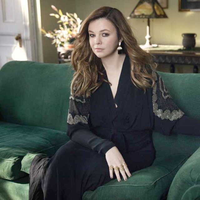 paint-it-black-dir-amber-tamblyn _01