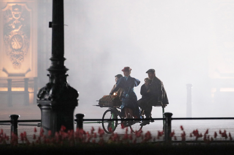 『メリー・ポピンズ』続編『Mary Poppins Returns』、バッキンガム宮殿前での撮影風景