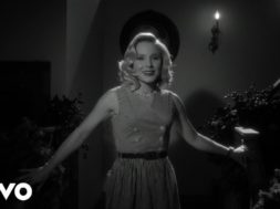 シーアのオリジナル・クリスマス・ソングのMVにクリスティン・ベルが出演