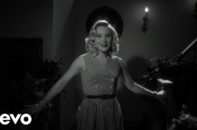 シーアのオリジナル・クリスマス・ソングのMVにクリスティン・ベルが出演