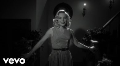 シーアのオリジナル・クリスマス・ソングのMVにクリスティン・ベルが出演