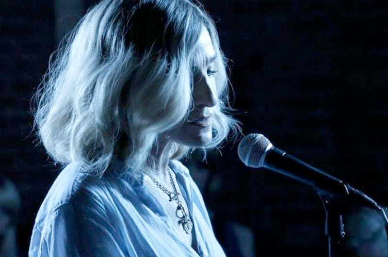 サラ・ジェシカ・パーカー演じるジャズ歌手の1日を追う『Blue Night』ポスター