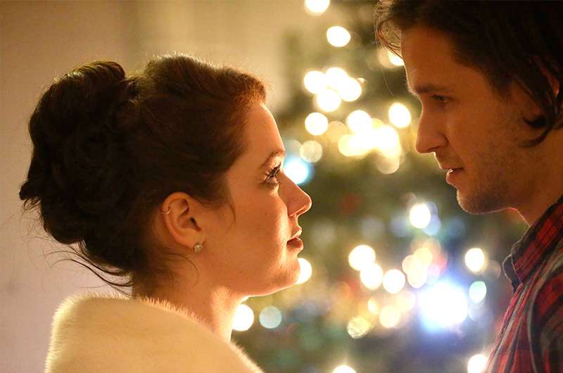 ジェニファー・ストーン主演、サンタクロースの娘が結婚前にお忍びで学生生活を送る『Santa Girl』
