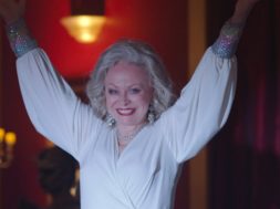 亡き息子のゲイクラブを引き継いだ母親の奮闘を描く『Stage Mother』予告編