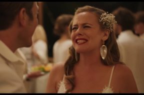 アリシア・シルバーストーン主演、弟の結婚式を巡るコメディ『Sister of the Groom』予告編