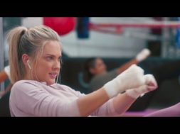 ニセ彼女を連れて田舎に戻った男性の恋を描く『Stars Fell On Alabama』予告編