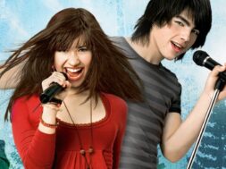 Disney_Camp_Rock_JPN_Keyart_Hero_L316_HD_1920x608-5d23db809913ece5b129e6c3