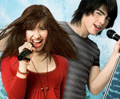 Disney_Camp_Rock_JPN_Keyart_Hero_L316_HD_1920x608-5d23db809913ece5b129e6c3